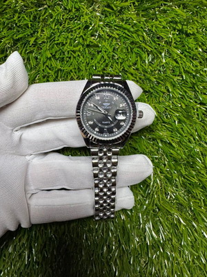 Luxurious Watch Silver and Black New Quartz with Date Display