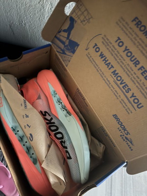 Brooks Hyperion Elite 5 running shoes, never worn, size 44.5, orange and turquoise