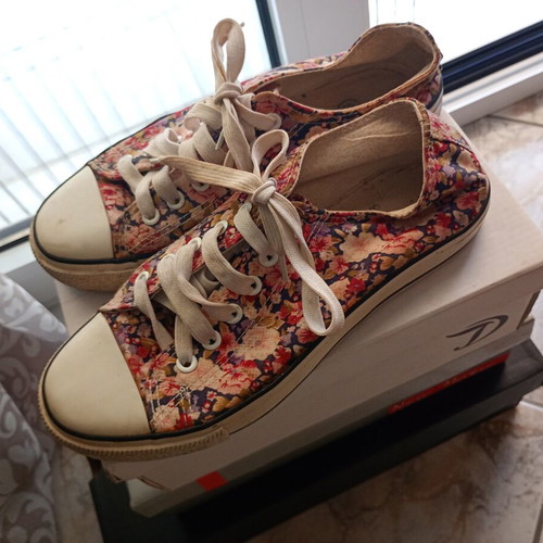 Athletic shoes size 39 like new, multicolor