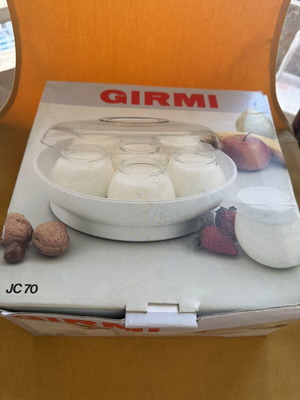 Girmi JC70 Yogurt Maker like new with 7 glass jars