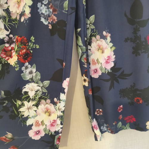 Floral Palazzo Pants like new, size Medium, navy blue
