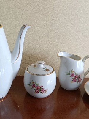 Coffee serving set like new with pot, sugar bowl, creamer, 6 saucers and 5 cups