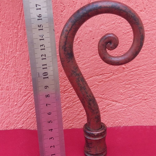 Metal finial