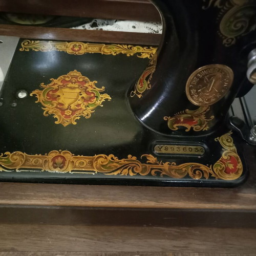 Singer 128K sewing machine used with La Vencedora pattern, 1933