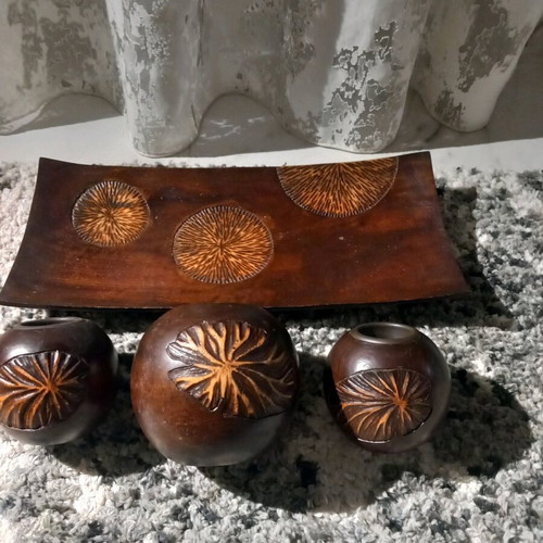 Plate with three wooden candlesticks used