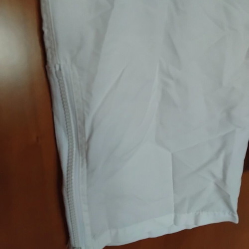 Capri pants white like new with elastic waist and decorative pockets