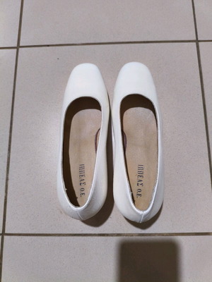 White Greek-made pumps like new, size 38, 5cm heel