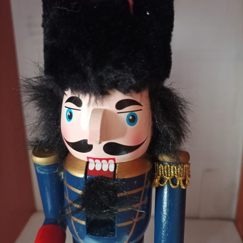 Ξύλινος καρυοθραύστης vintage χειροποίητος βαμμένος με λάκκα μεταχειρισμένος