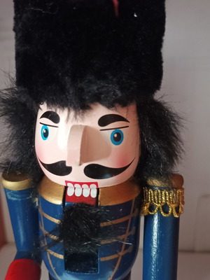 Ξύλινος καρυοθραύστης vintage χειροποίητος βαμμένος με λάκκα μεταχειρισμένος