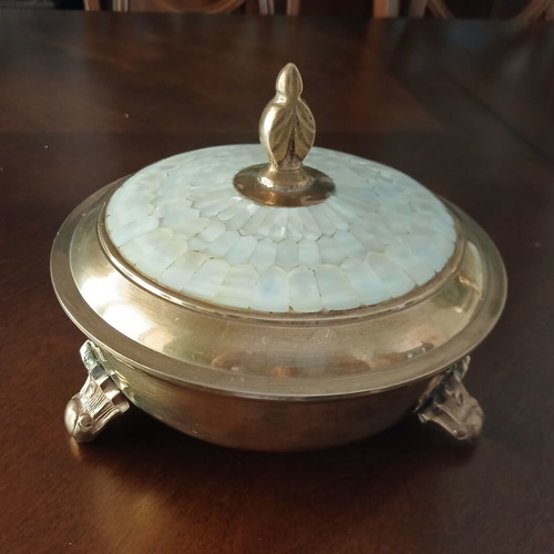 Bronze decorative set with embedded shells