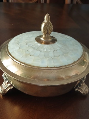 Bronze decorative set with embedded shells
