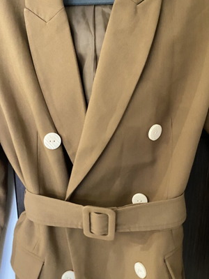 Stradivarius Blazer camel color with beige buttons and belt like new