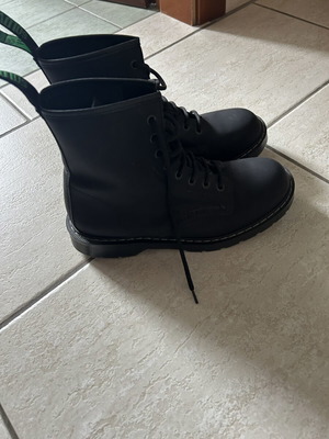 Solovair 8-Eye Derby Boots like new, black greasy leather, UK 8.5
