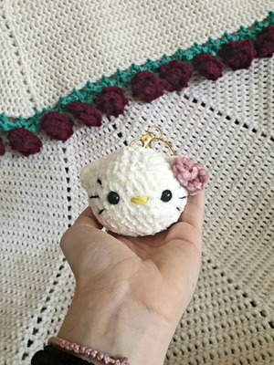 Χειροποίητο πλεκτό αρκουδάκι Hello Kitty μπρελόκ καινούργιο, άσπρο ροζ