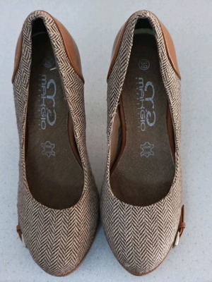 Makgio high-heeled leather fabric pumps like new brown