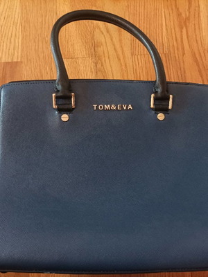 Τσάντα χειρός μπλε και μαύρο χρώμα like new με μακρύ λουρί