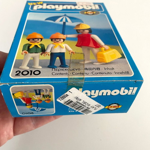 Playmobil Lyra 2010 Mom with Kids in the Rain sealed like new