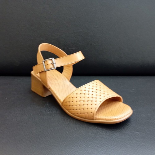 Leather sandals with low heel and soft leather sole