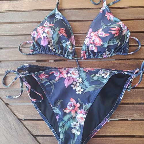 Women's swimwear like new, small/medium, 2 one-piece and 4 bikinis