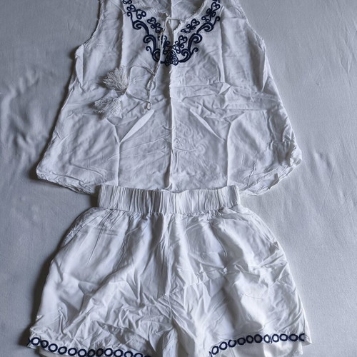 Set blouse and shorts like new, white with blue details