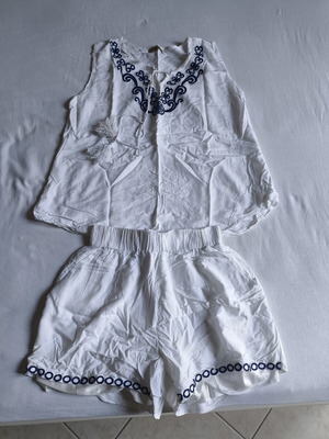Set blouse and shorts like new, white with blue details