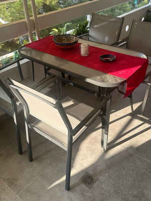 Τραπέζι και τέσσερις μεταλλικές καρέκλες εξωτερικού χώρου σαν καινούργια