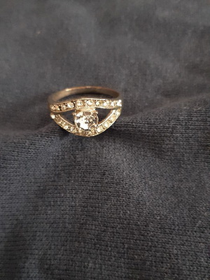 Пръстен сребрист цвят със циркони като нов