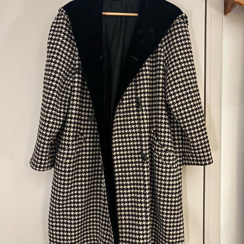 Coat new with velvet lining on hood and buttons, black and white, size XL