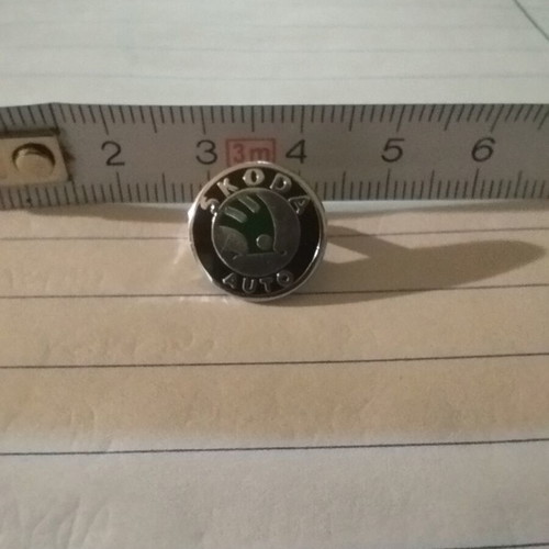 Skoda small pin like new