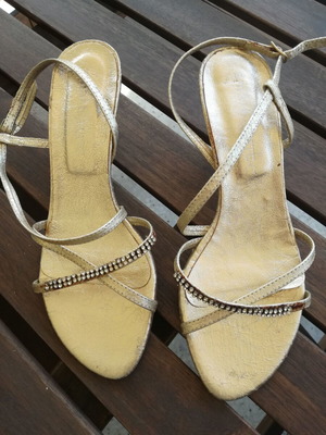 Elite Gold Sandals Size 39 New Leather Low Heel