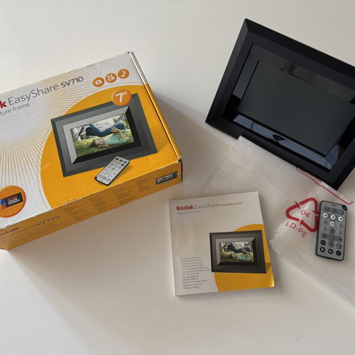 Kodak EasyShare SV710 7” digital picture frame like new with box and remote