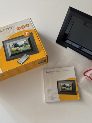 Kodak EasyShare SV710 7” ψηφιακή κορνίζα σαν καινούργια με κουτί και τηλεκοντρόλ
