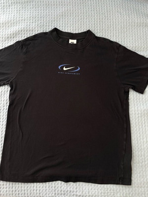 Nike γυναικεία κοντομάνικη μπλούζα Sportswear μεταχειρισμένη, μέγεθος Small, μαύρη
