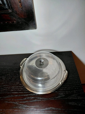 Cake stand used 31cm with stainless steel base and plexiglass lid