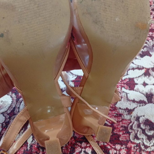 Sandal size 39 like new, ankle strap, slight damage