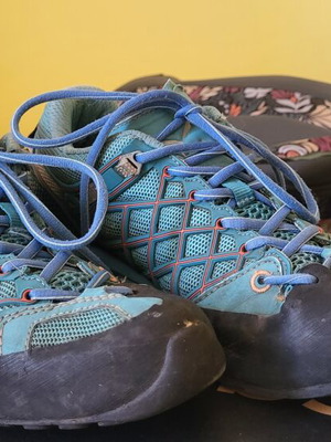 Salewa hiking shoes size 38 with reinforced toe and heel, blue