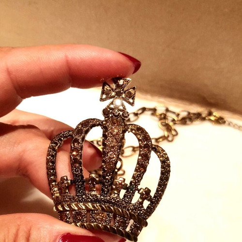 Висулка Crown златист цвят нова с кафяви кристали