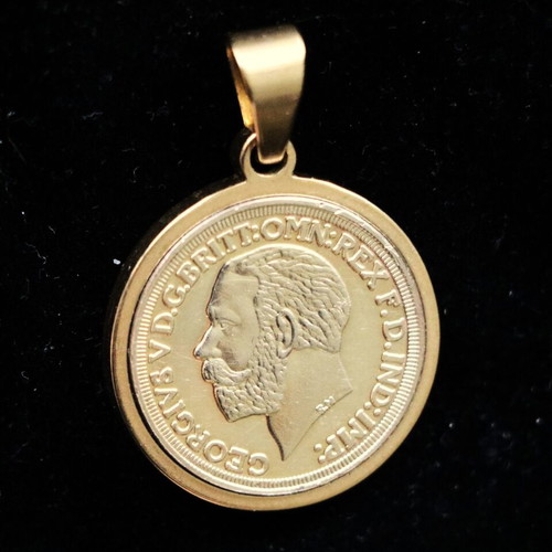 Pendant English Lira 24K gold plated King George in case wreath