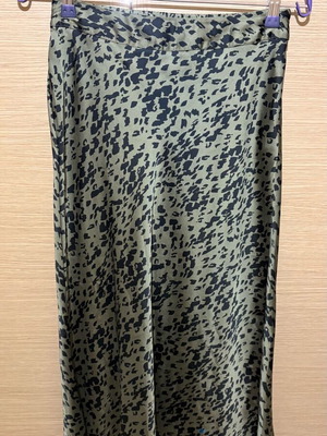 Vero Moda midi skirt like new, size XS, black and green