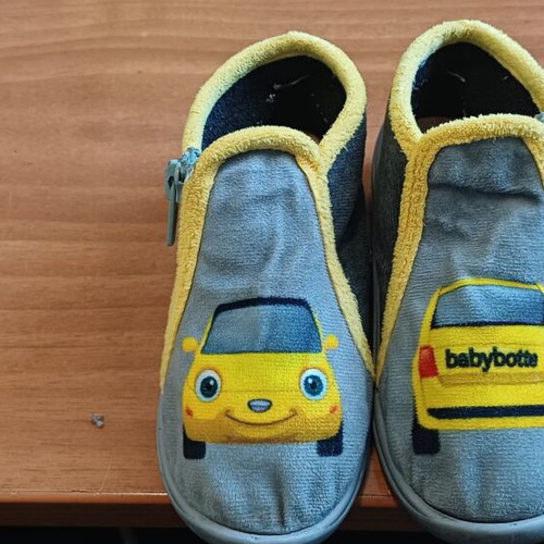Babybotte boys slippers with zipper like new, size 25, gray and yellow