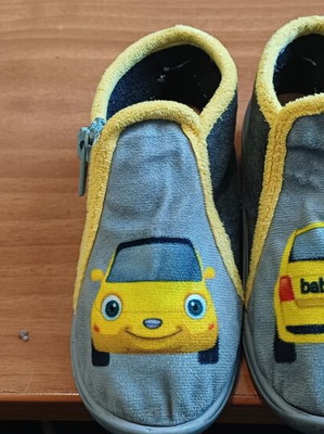 Babybotte boys slippers with zipper like new, size 25, gray and yellow