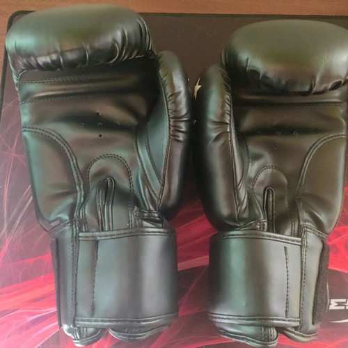 Force1 boxing gloves like new, size 14 with bandages