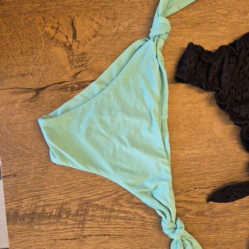 Calzedonia Brazilian bikini bottom black like new with two free bikini pieces