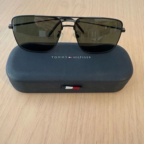 Tommy Hilfiger sunglasses like new, black with case