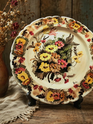 Vintage floral κεραμικό πιάτο υπογεγραμμένο Ρούλα, σαν καινούργιο