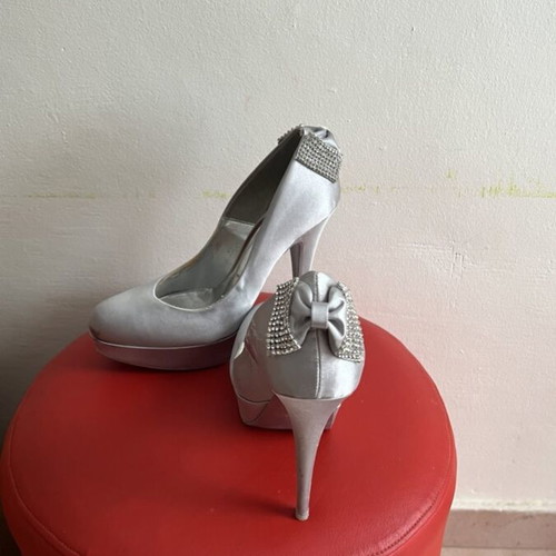 Altramarea Silver Satin Pumps like new with rhinestones and bow, size 39