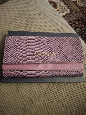Michael Kors wallet like new, purple with many compartments