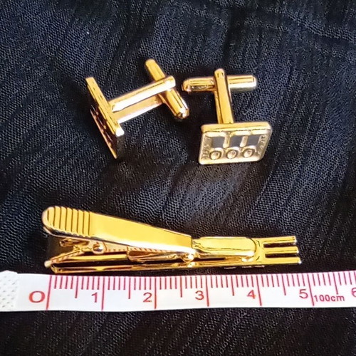 Vintage gold tie clip and cufflinks set with geometric design, like new