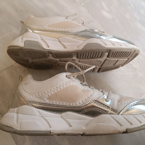 Benetton sneakers like new, white with silver details