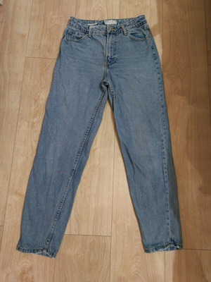 Γυναικείο τζιν Bershka mom fit XS μεταχειρισμένο, μπλε με κόκκινη στάμπα